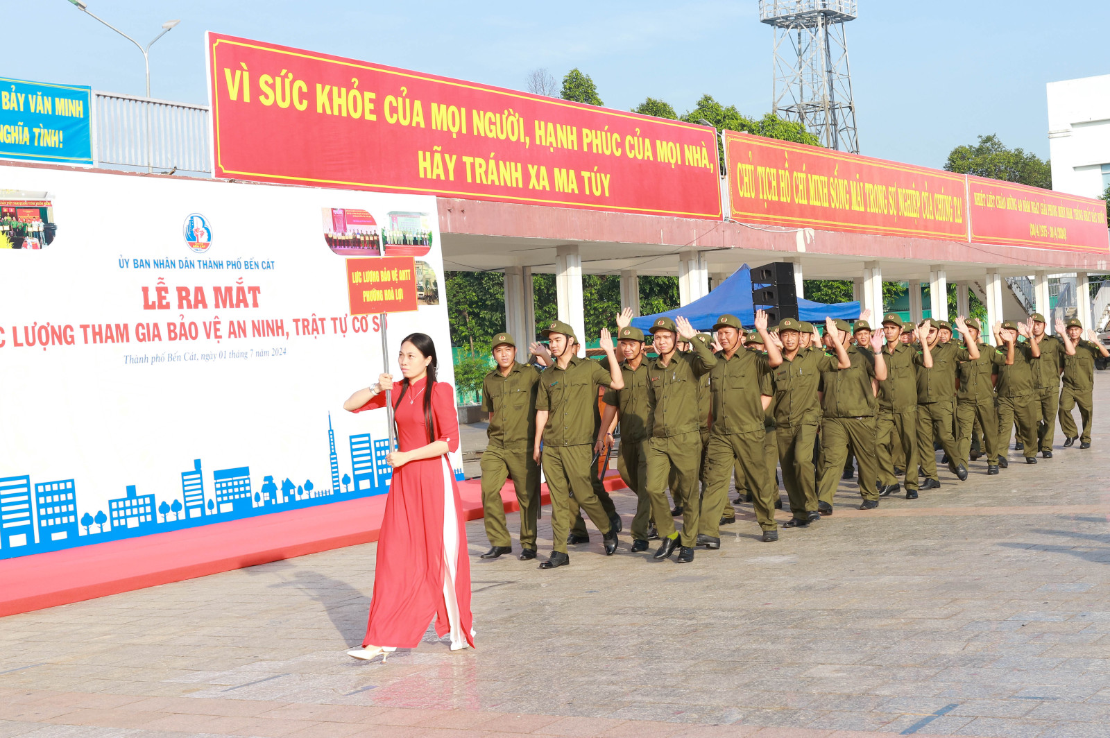 Lực lượng tham gia bảo vệ ANTT ở cơ sở TP. Bến Cát diễu hành tại lễ ra mắt.